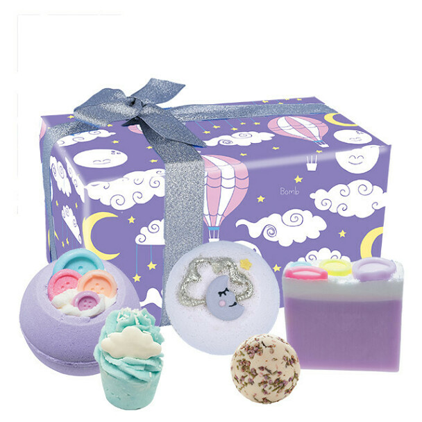 BOMB COSMETICS The Land of Nod Šumivá bomba do koupele + mýdlo + špalíček do koupele + kulička do koupele Dárkové balení